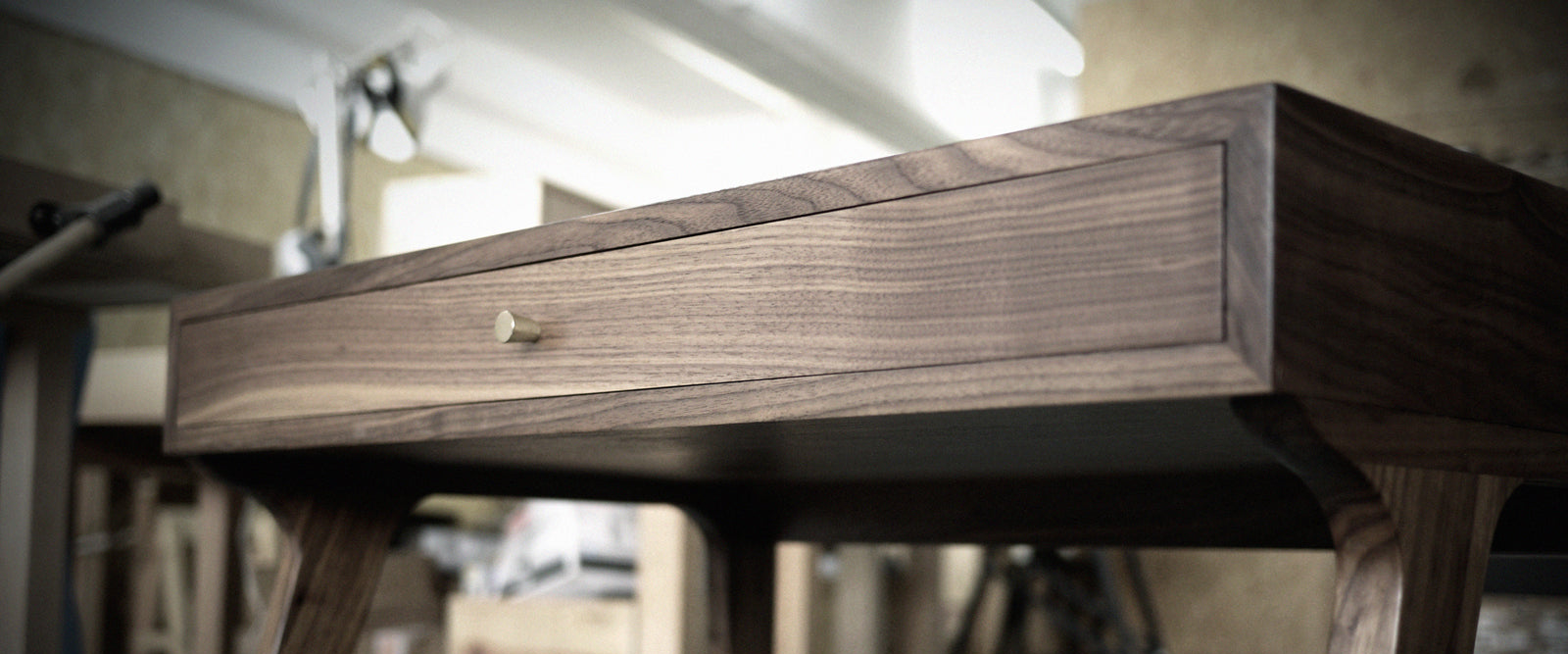 胡桃木梳妝枱，細緻紋理與手工溫度結合
Slowwood 製作的實木 dressing table，功能與美感兼備