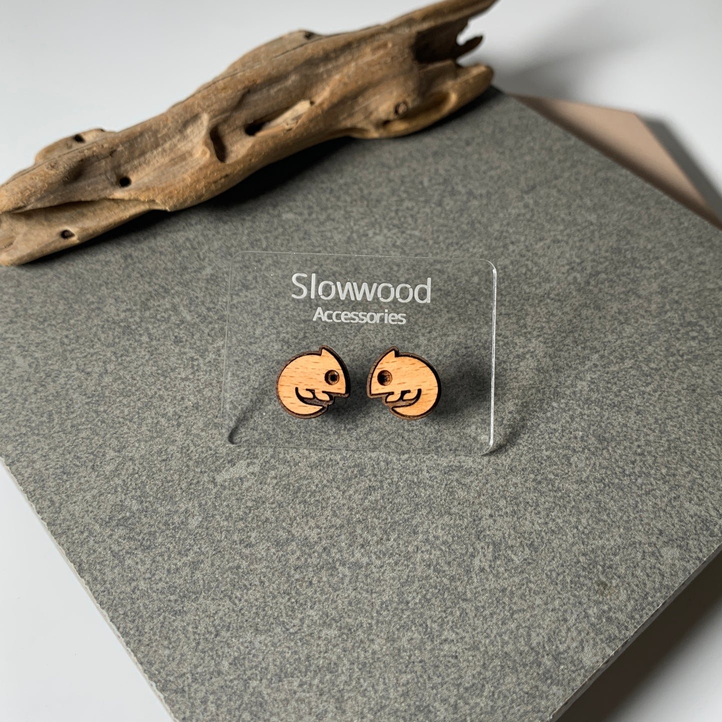 手工木製動物造型耳環，Slowwood 原創設計
天然木材雕刻耳飾，展現可愛自然主題風格