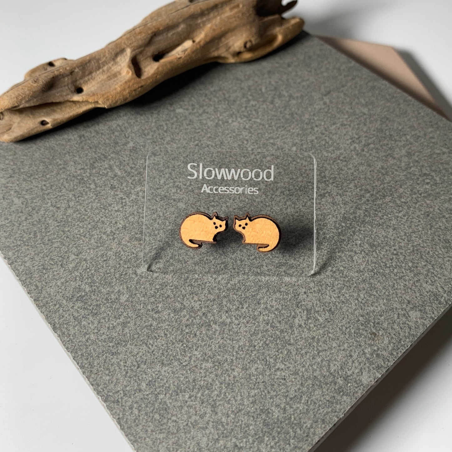 手工木製動物造型耳環，Slowwood 原創設計
天然木材雕刻耳飾，展現可愛自然主題風格