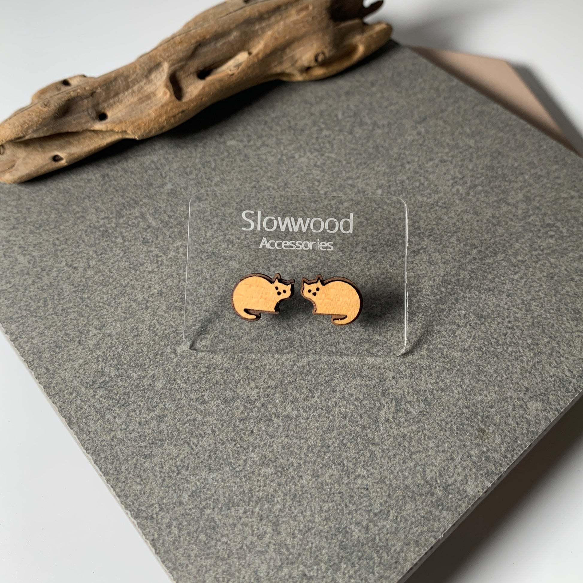 手工木製動物造型耳環，Slowwood 原創設計
天然木材雕刻耳飾，展現可愛自然主題風格