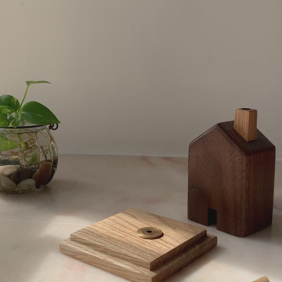 Slowwood 香座工作坊，小木屋造型木藝手作活動
學員製作小木屋香座，手工雕刻與裝嵌體驗