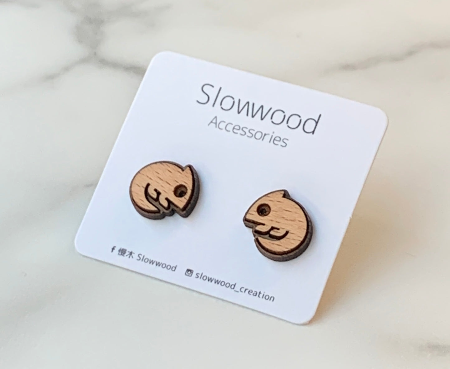 手工木製動物造型耳環，Slowwood 原創設計
天然木材雕刻耳飾，展現可愛自然主題風格