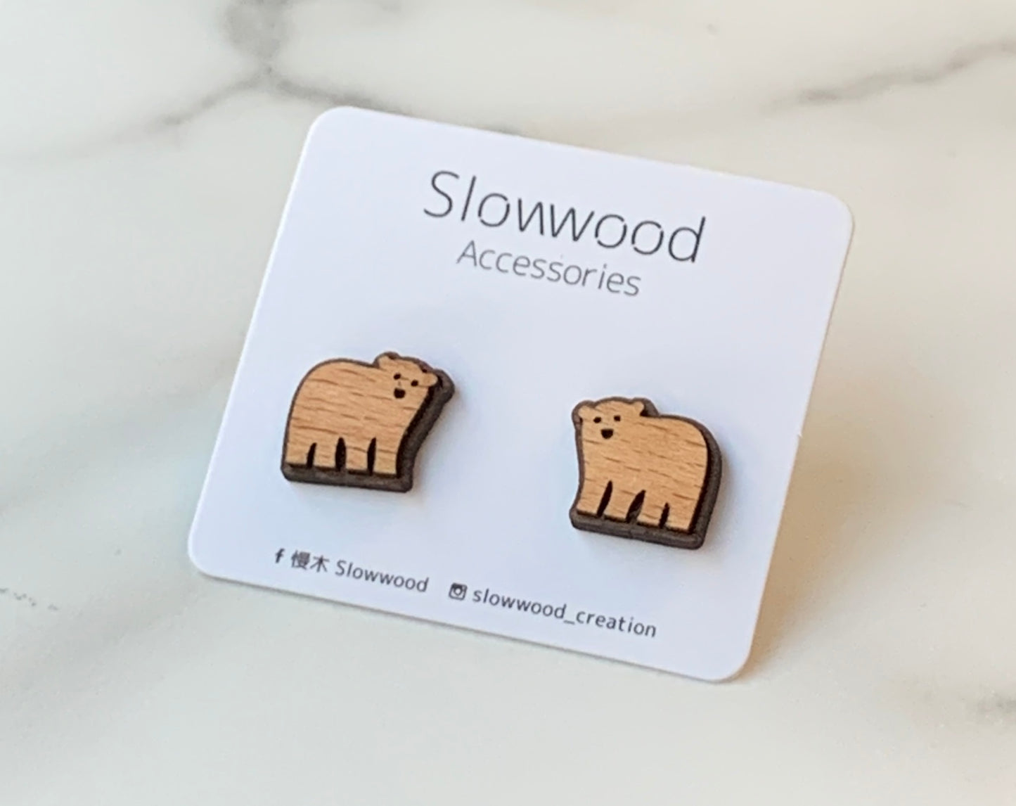 手工木製動物造型耳環，Slowwood 原創設計
天然木材雕刻耳飾，展現可愛自然主題風格